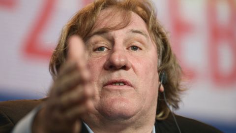 Gérard Depardieu participando en un evento.