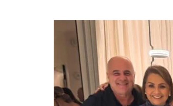 En la imagen aparecen Emilio Estefan y Cristina Saralegui junto a muchos otros grandes de la televisión y la música hispana.