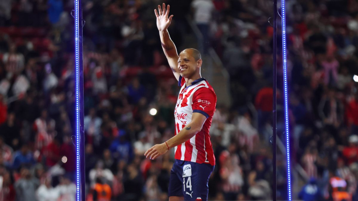 Chicharito Hernandez Presented to 40,000 Fans at Chivas Stadium