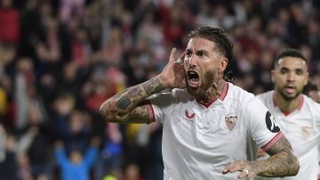 "Cállate ya, anda": Sergio Ramos discute con un fanático del Sevilla en plena entrevista pospartido