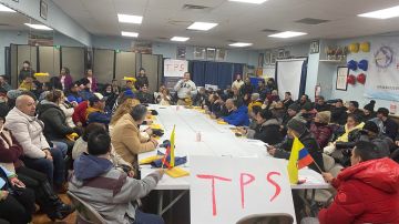 Líderes hispanos debaten sobre la petición del TPS para los migrantes ecuatorianos, en la sede de la organización Alianza Ecuatoriana Internacional, en Corona, Queens. /Cortesía Centro Comunitario Andino