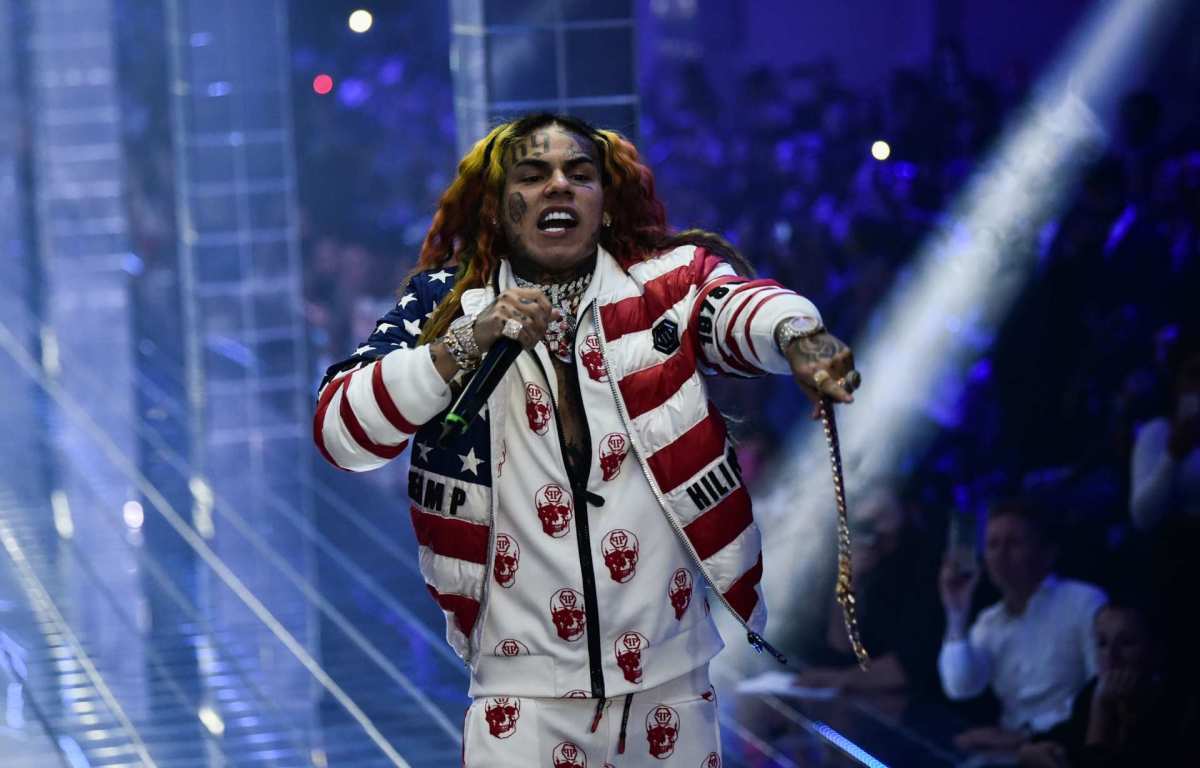 Yailin La Más Viral y Tekashi 6ix9ine se dan apasionado beso para ...