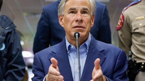 Greg Abbott: sus incendiarias palabras sobre "disparar" a migrantes que crucen la frontera