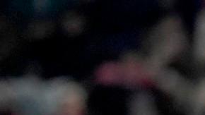 El defensa del Barbastro Carlos Gascó (i) disputa un balón ante el delantero brasileño del FC Barcelona Vitor Roque (d).