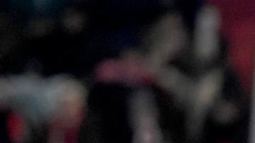 El defensa del Barbastro Carlos Gascó (i) disputa un balón ante el delantero brasileño del FC Barcelona Vitor Roque (d).