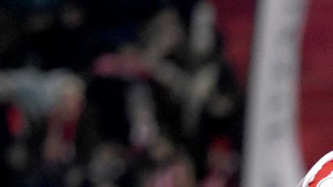 El defensa del Barbastro Carlos Gascó (i) disputa un balón ante el delantero brasileño del FC Barcelona Vitor Roque (d).