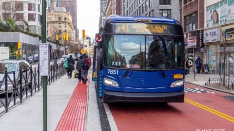 Un autobús B41 deja a los pasajeros en una nueva isla de embarque de autobuses instalada en Livingston Street.