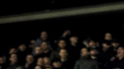 Momento en el que las autoridades intentan controlar a los aficionados rebeldes del Vitesse.