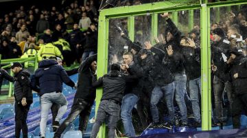 Momento en el que las autoridades intentan controlar a los aficionados rebeldes del Vitesse.