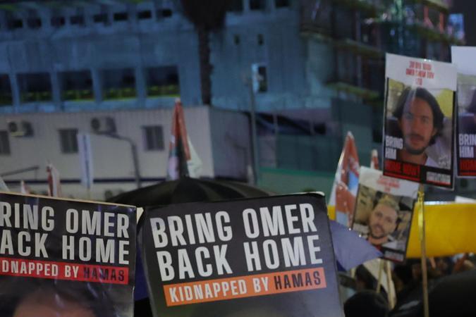 La gente protesta con fotografías de sus seres queridos y pide la liberación inmediata de los rehenes israelíes.