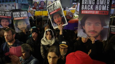 La gente protesta con fotografías de sus seres queridos y pide la liberación inmediata de los rehenes israelíes.