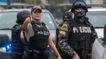 Agentes de la Policía Nacional de Ecuador ingresaron a las instalaciones del canal TC Televisión