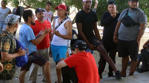 Decenas de migrantes que han empezado a caminar por la carretera son interceptados por autoridades para evitar su tránsito en México.