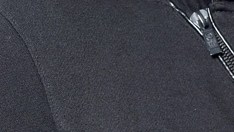 En un video de vigilancia del interior de la casa se muestra a Mingo sometiendo a un hombre y una mujer a punta de pistola y pidiéndoles dinero.