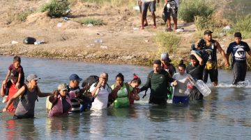 Migrantes cruzan el Río Grande en Eagle Pass Texas