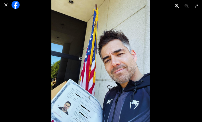 Omar Chaparro posando en sus redes sociales.