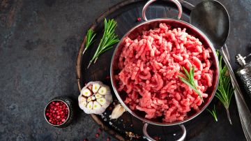 Valley Meats notificó al FSIS que las muestras de productos de carne molida dieron positivo para  E. coli  O157:H7.