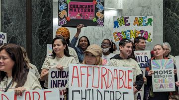 Manifestantes urgieron a Albany aprobar reformas de cuidado infantil