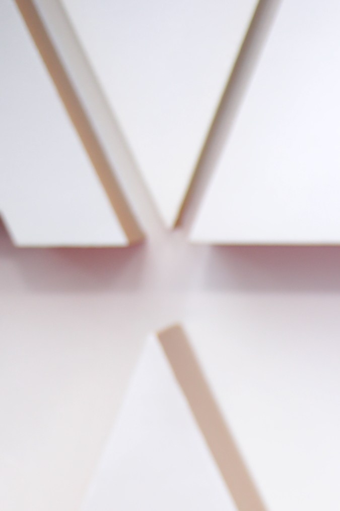 América Ferrera posando en una alfombra roja.