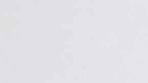 Brad Pitt posando en una alfombra roja.