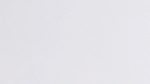 Brad Pitt posando en una alfombra roja.