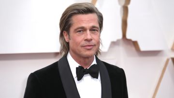 Brad Pitt posando en una alfombra roja.