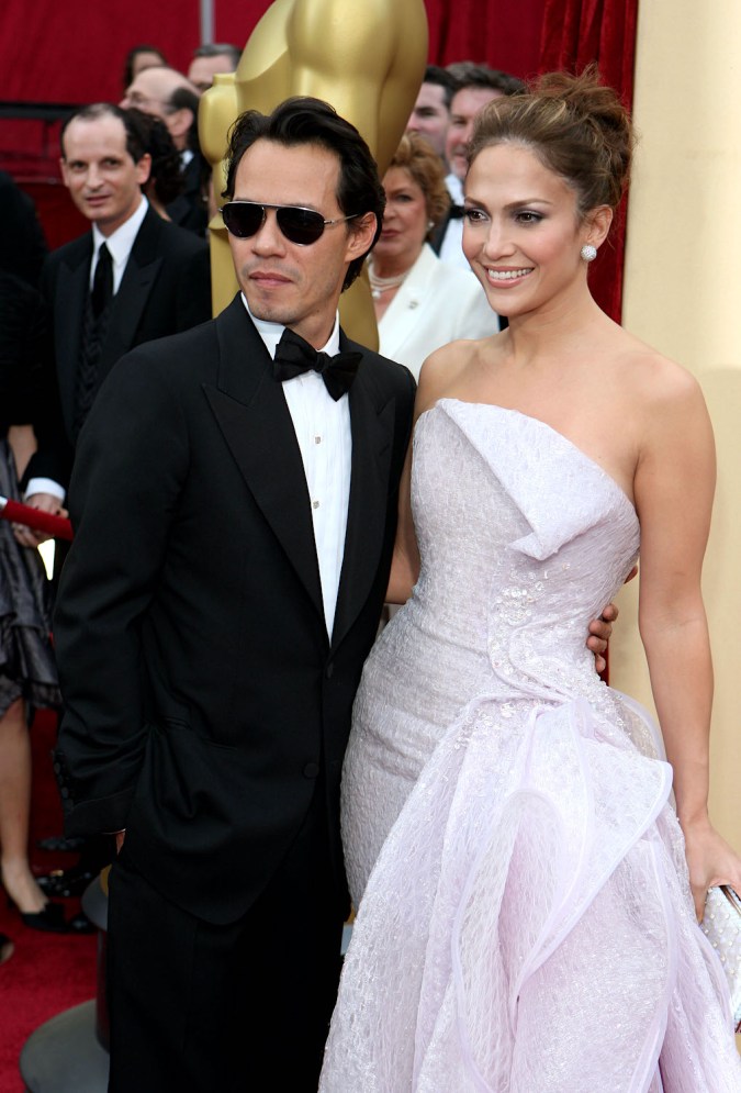 Jennifer López y Marc Anthony posando juntos.