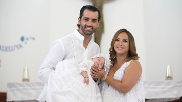 Toni Costa y Adamari López bautizando a su hija Alaïa.