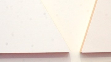 Jada Pinkett posando en una alfombra roja.