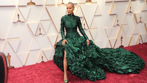 Jada Pinkett posando en una alfombra roja.