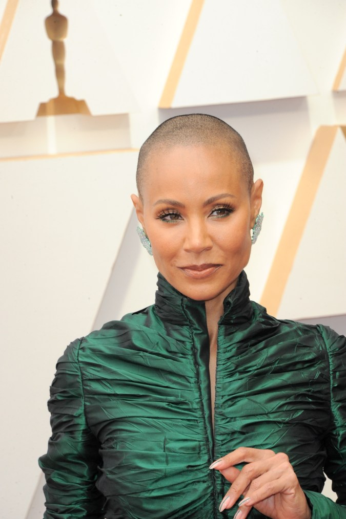 Jada Pinkett posando en una alfombra roja.