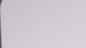 Belinda posando en una alfombra roja.