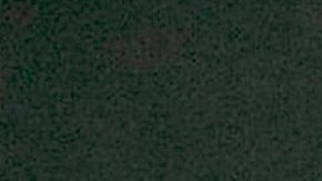 Tom Cruise posando en una alfombra roja.