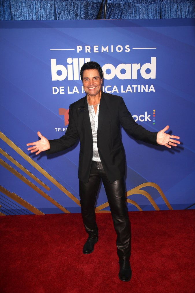 Chayanne posando en una alfombra roja.