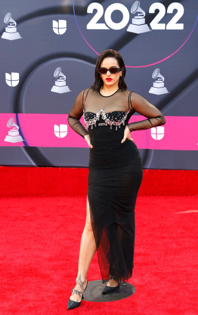 Rosalía posando en una alfombra roja.