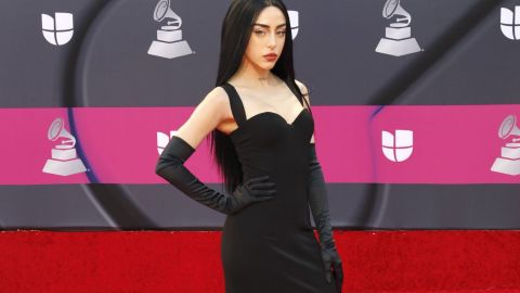 Nicki Nicole posando en una alfombra roja.