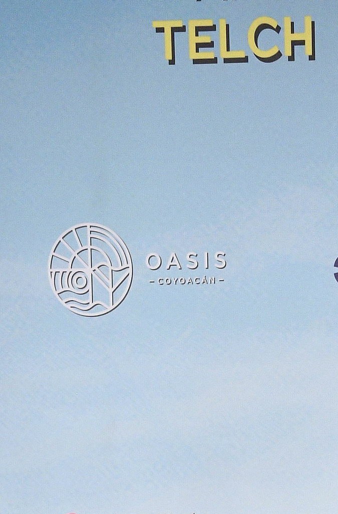 Consuelo Duval posando en una alfombra roja.