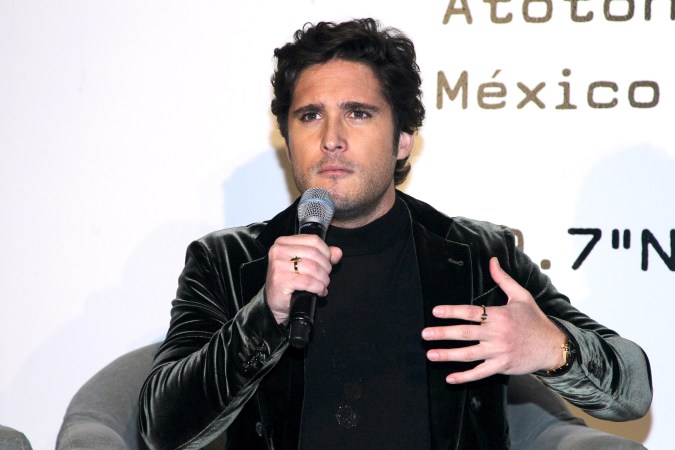 Diego Boneta posando.