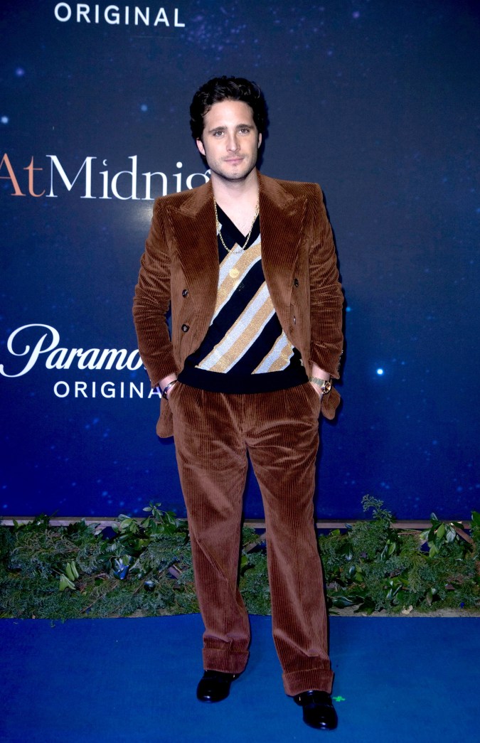 Diego Boneta posando en una alfombra roja.