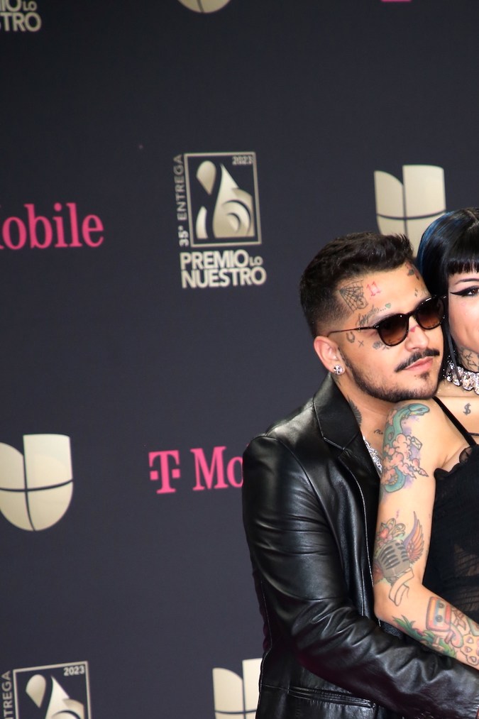 Cazzu y Christian Nodal posando en una alfombra roja.