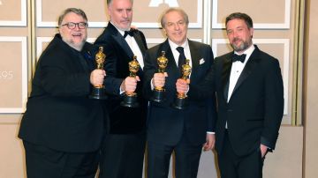 Guillermo del Toro posando junto a Mark Gustafson.