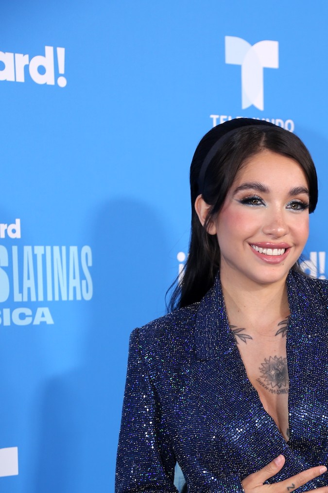 María Becerra posando en una alfombra roja.