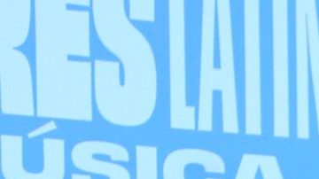 Thalía posando en una alfombra roja.