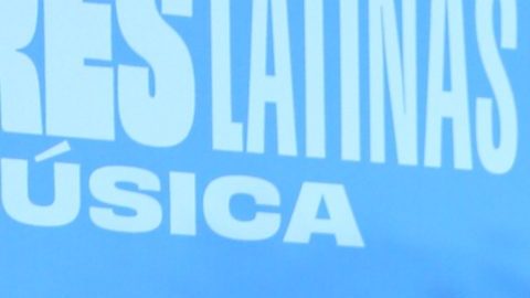 Thalía posando en una alfombra roja.