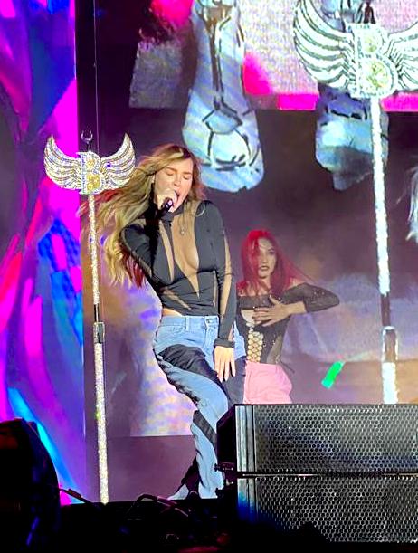 Belinda actuando en un evento.