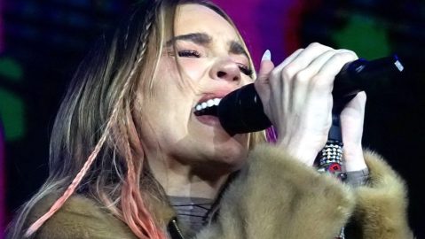 Belinda actuando en un show.