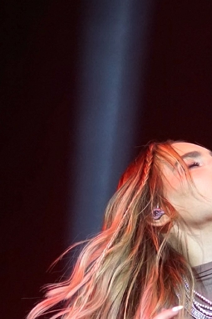 Belinda actuando en un show en vivo.