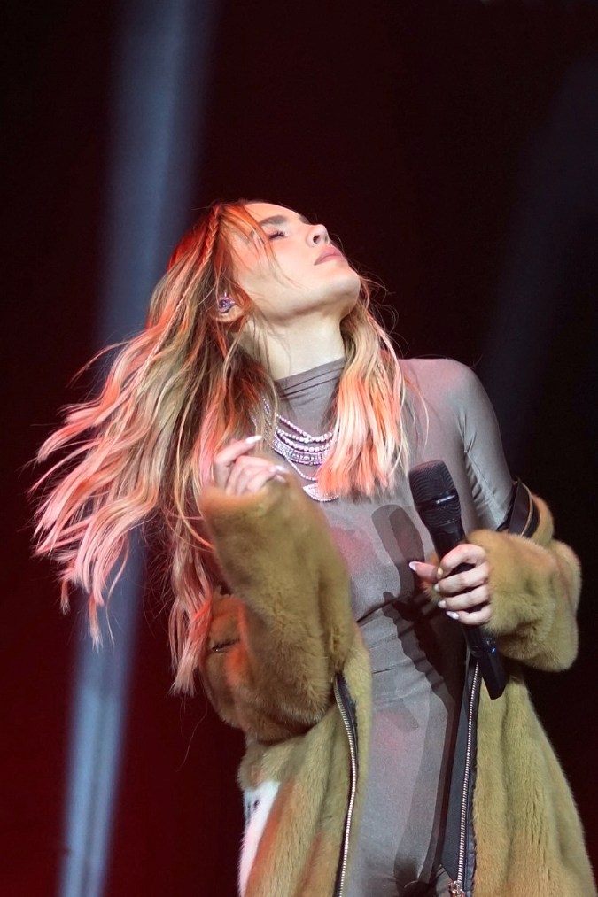 Belinda actuando en un show en vivo.