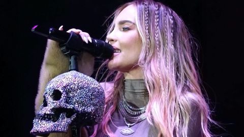 Belinda actuando en un show.