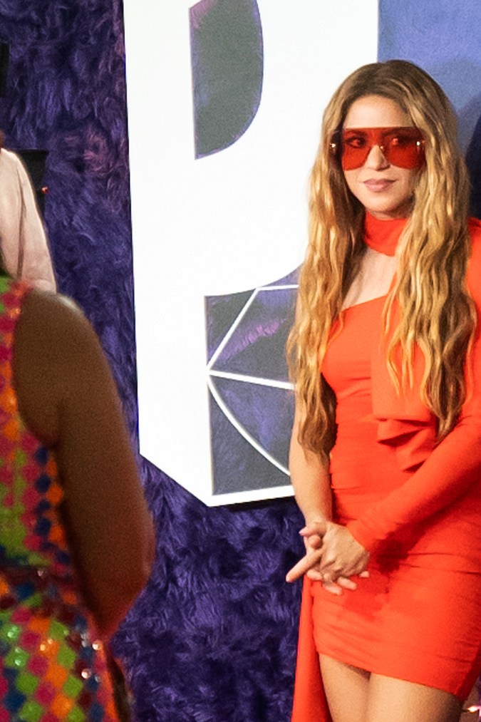 Shakira posando en una alfombra roja.